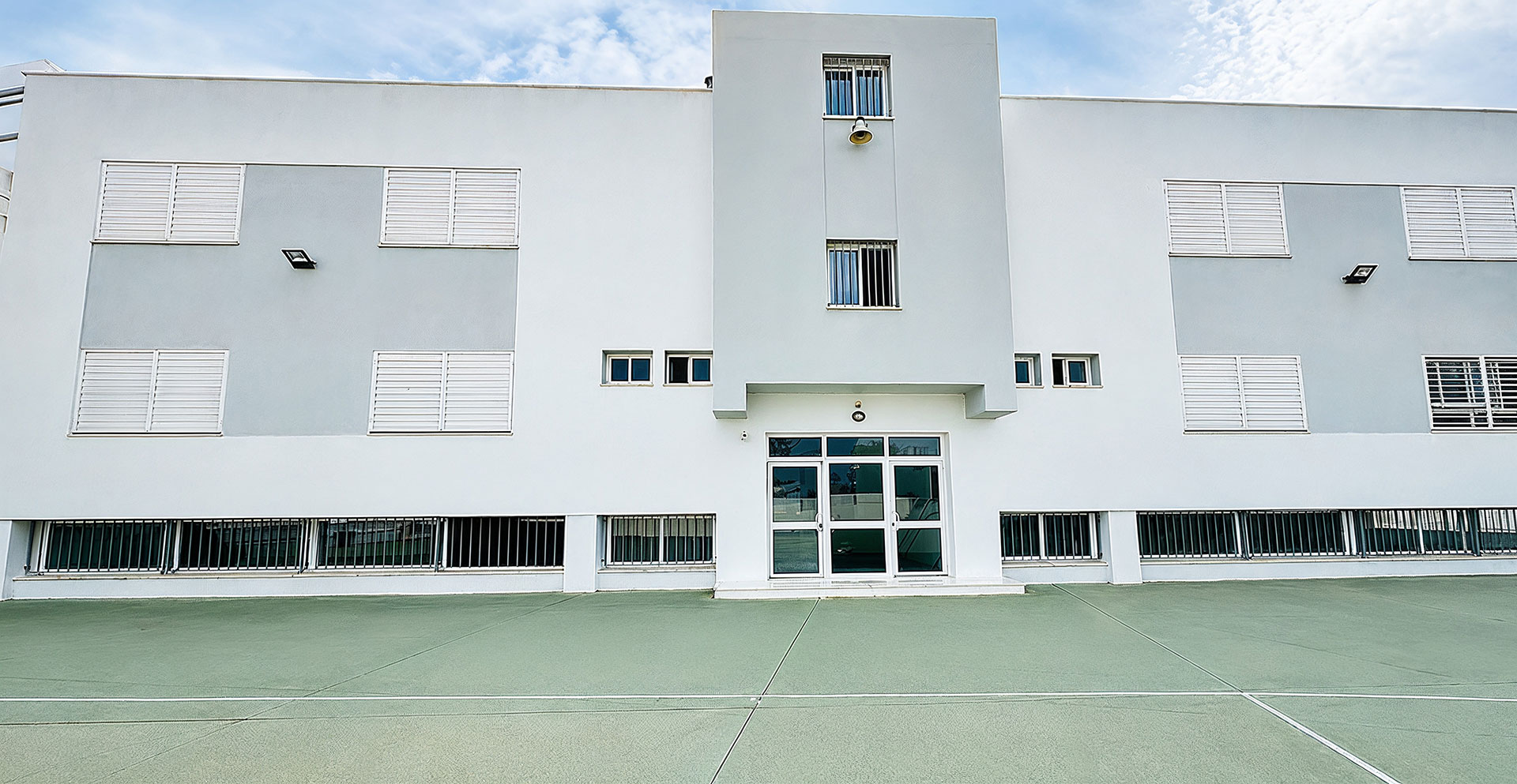 Fachada del Colegio Los Rosales