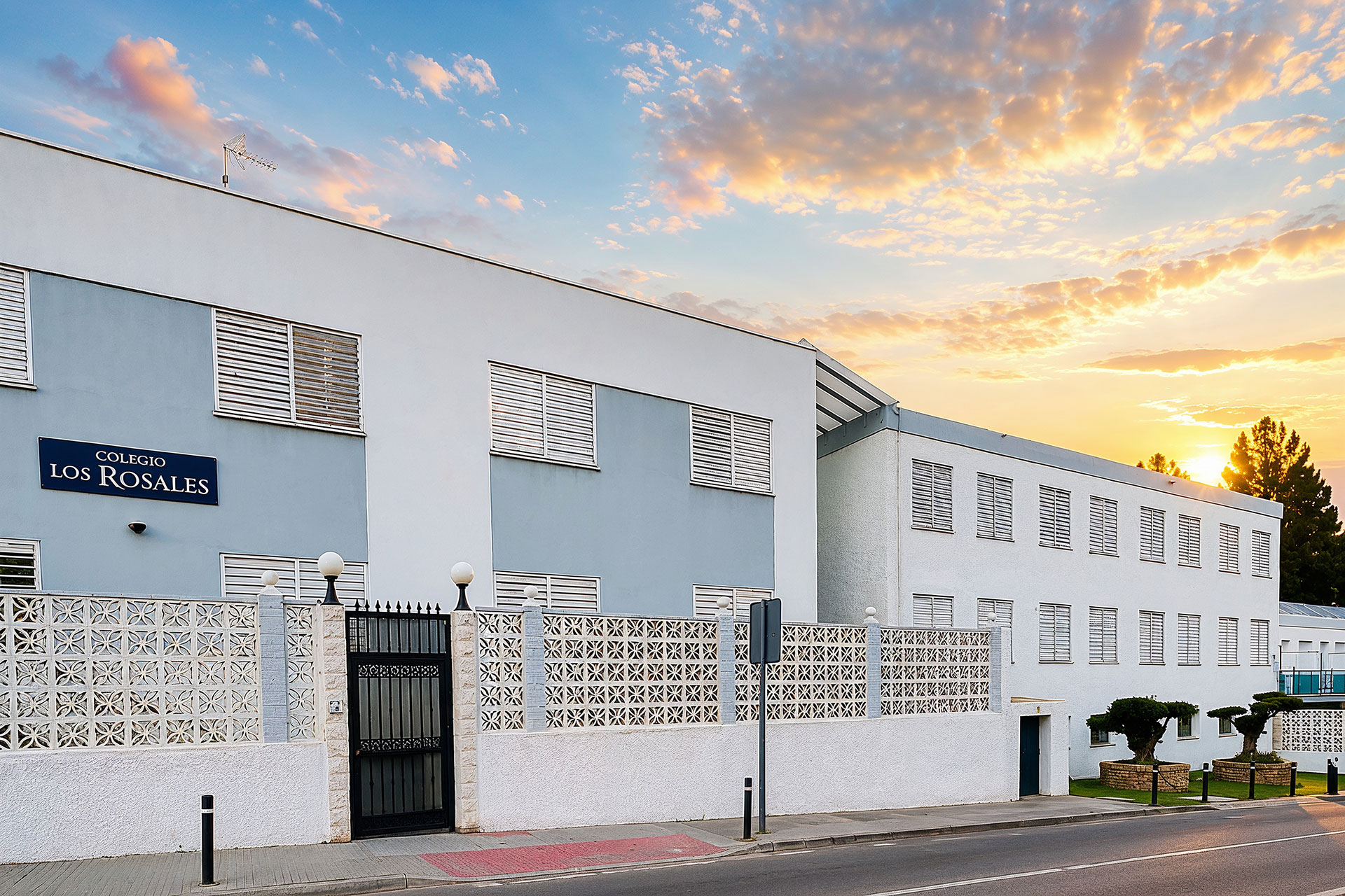 Entrada del Colegio Los Rosales