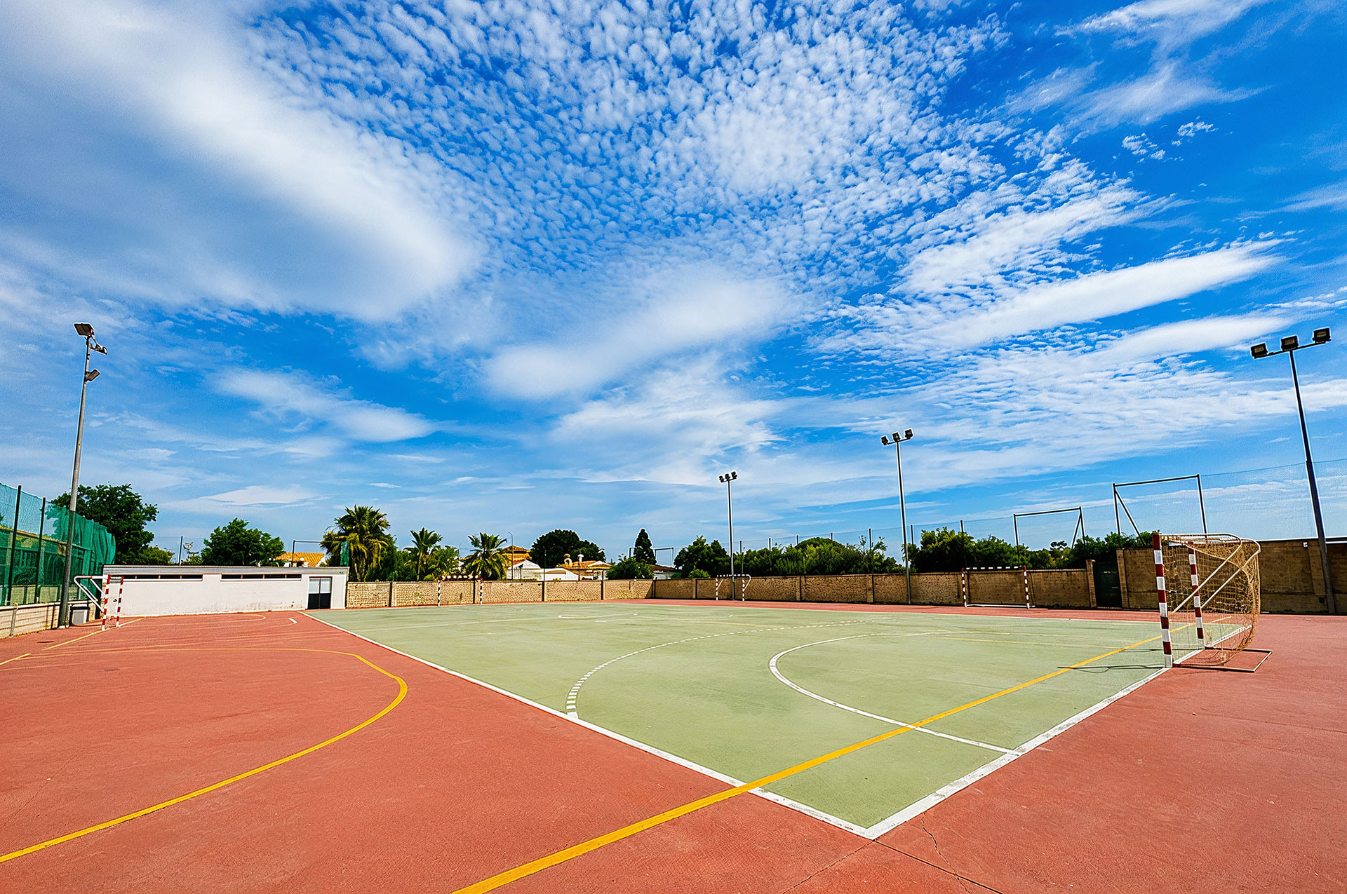 Pistas deportivas del Colegio Los Rosales